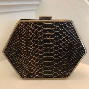 Reptile effect Clutch in black and gold